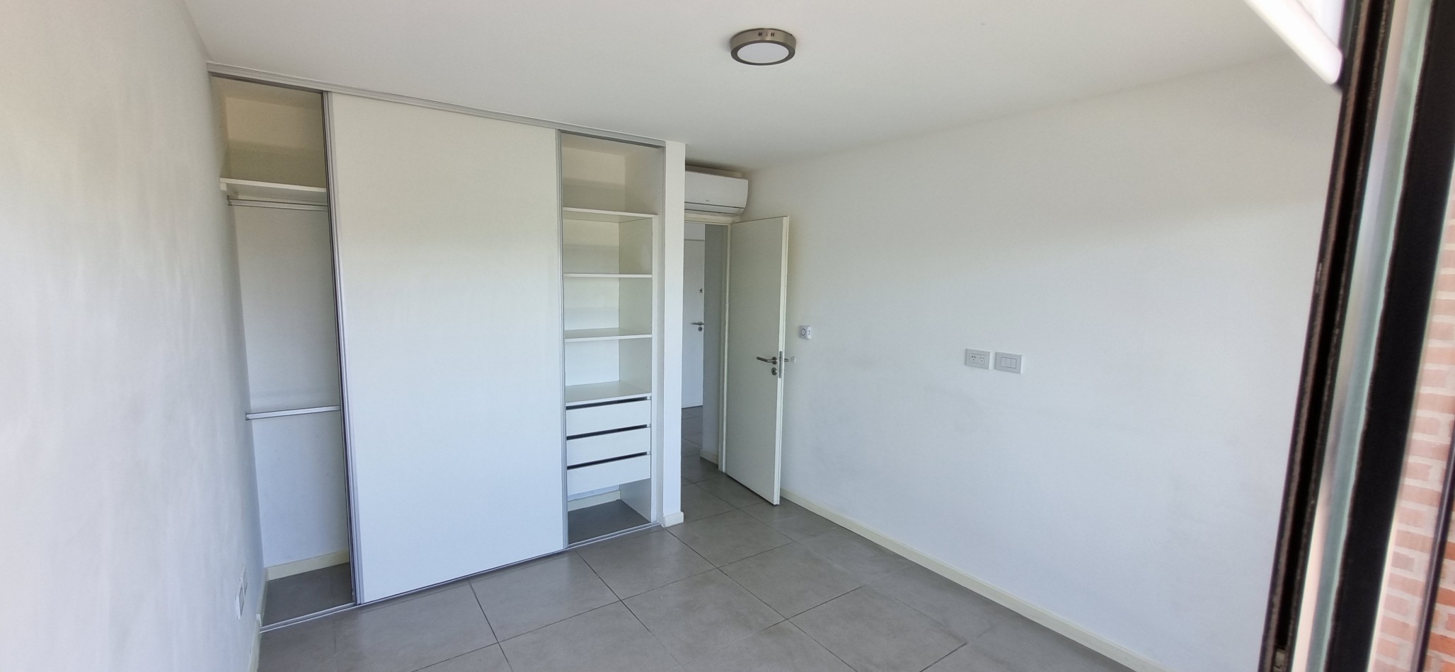 Alquiler departamento en Castelar Norte con cochera cubierta