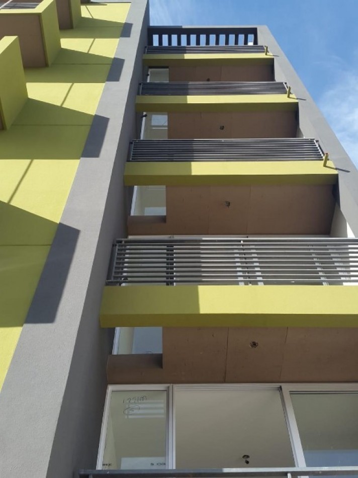 Departamento de 2 amb. con cochera cubierta en Moron Sur