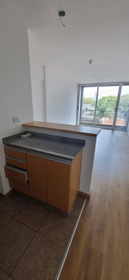 Departamento de 2 amb. con cochera cubierta en Moron Sur