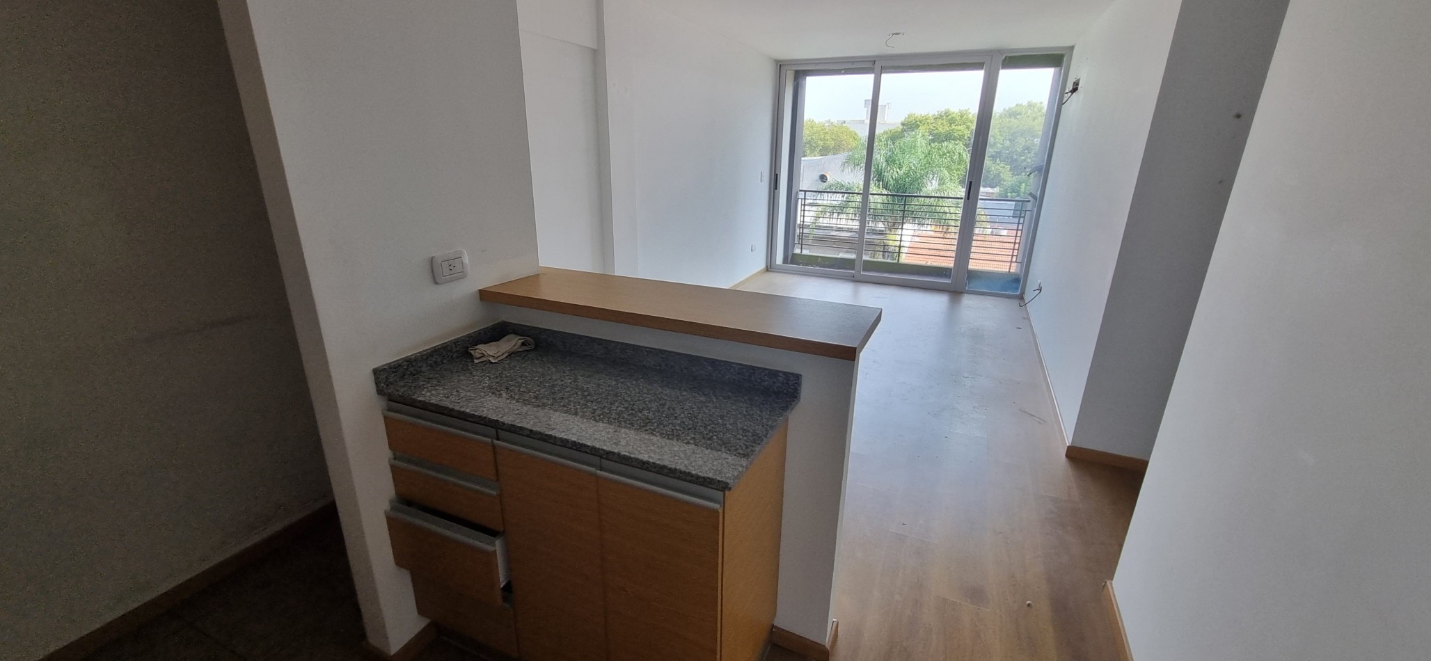Departamento de 2 amb. con cochera cubierta en Moron Sur