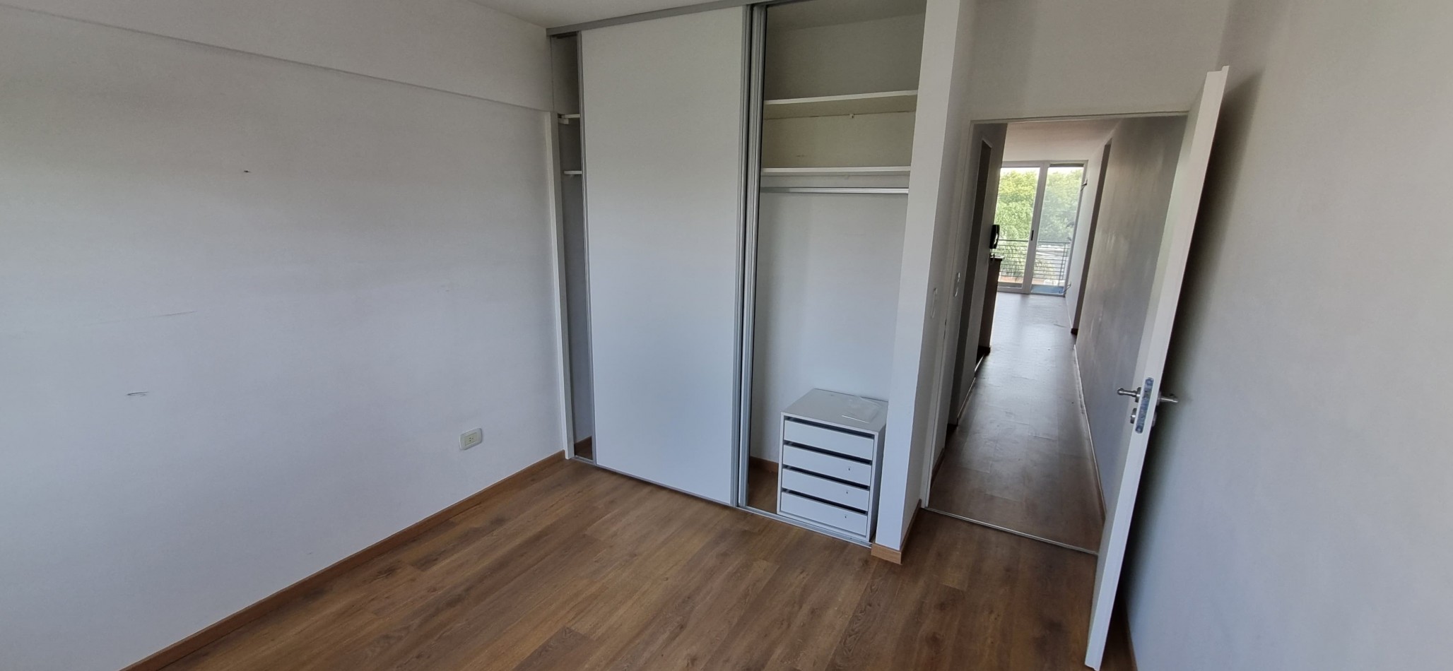 Departamento de 2 amb. con cochera cubierta en Moron Sur