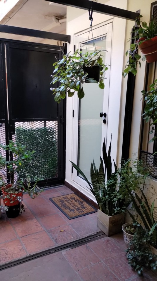 RETASADO!!Departamento 2 amb. en planta baja con cochera o patio propio