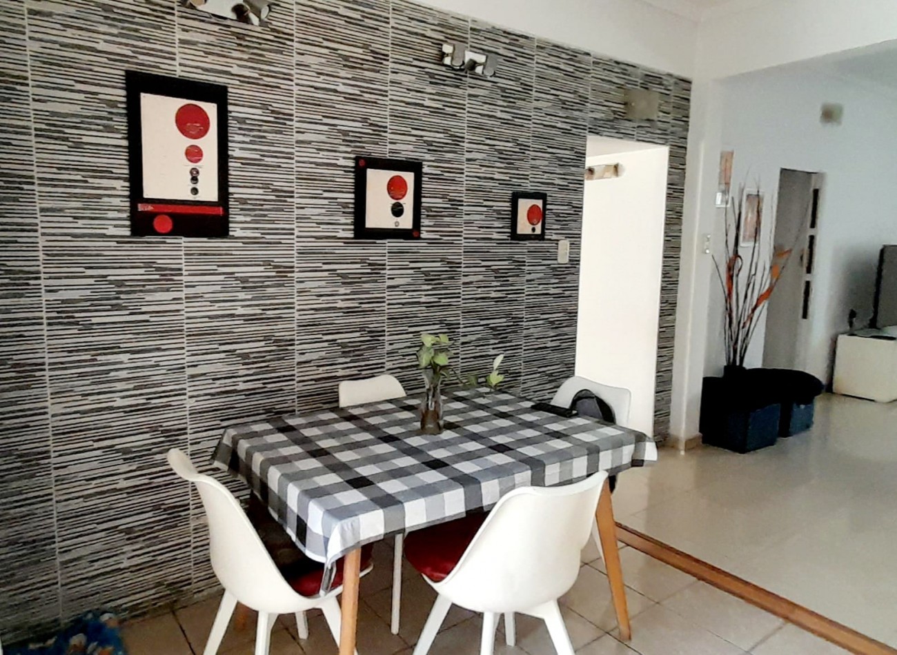 Casa con Departamento en Planta Alta - Moron