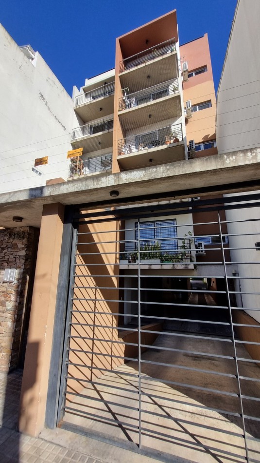 Departamento 2 amb. con cochera descubierta en Castelar Sur