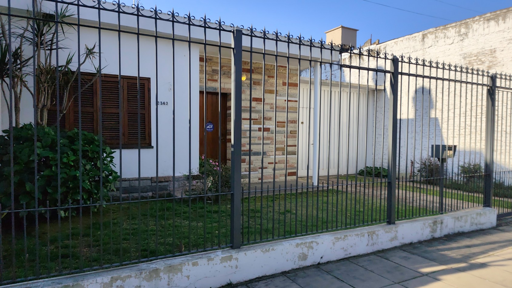 ALQUILER TEMPORAL - CASA AMERICANA DE 3 AMBIENTES CON GARAGE Y PATIO - MORON