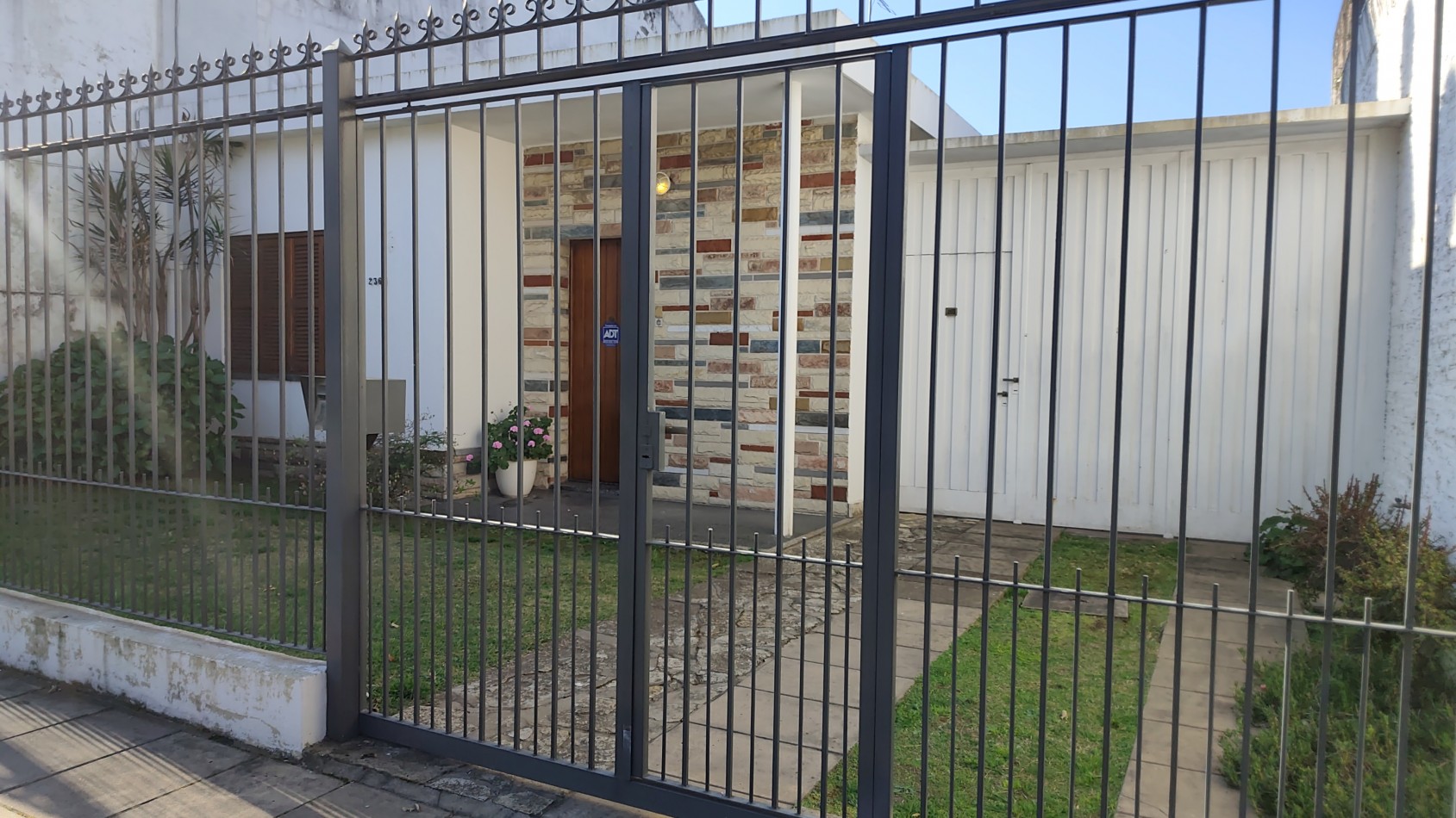 ALQUILER TEMPORAL - CASA AMERICANA DE 3 AMBIENTES CON GARAGE Y PATIO - MORON