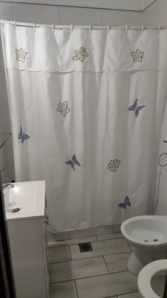 ALQUILER TEMPORAL - CASA AMERICANA DE 3 AMBIENTES CON GARAGE Y PATIO - MORON