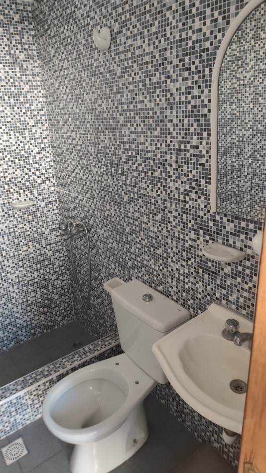 ALQUILER TEMPORAL - CASA AMERICANA DE 3 AMBIENTES CON GARAGE Y PATIO - MORON