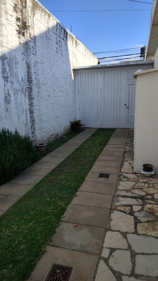 ALQUILER TEMPORAL - CASA AMERICANA DE 3 AMBIENTES CON GARAGE Y PATIO - MORON