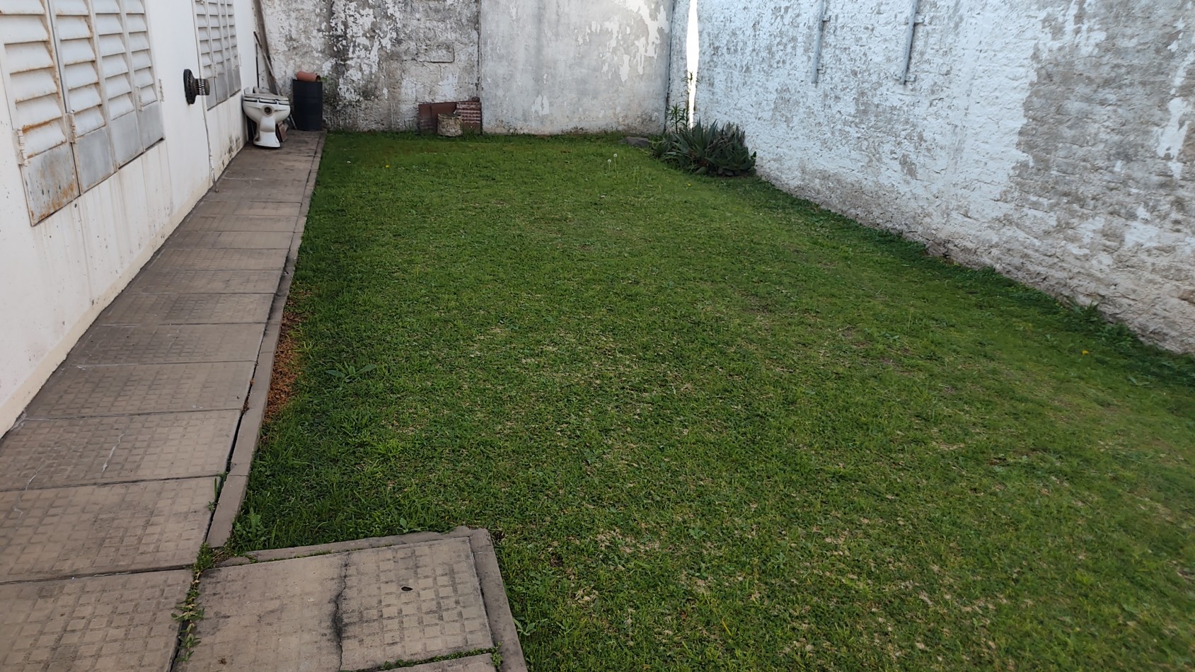 ALQUILER TEMPORAL - CASA AMERICANA DE 3 AMBIENTES CON GARAGE Y PATIO - MORON