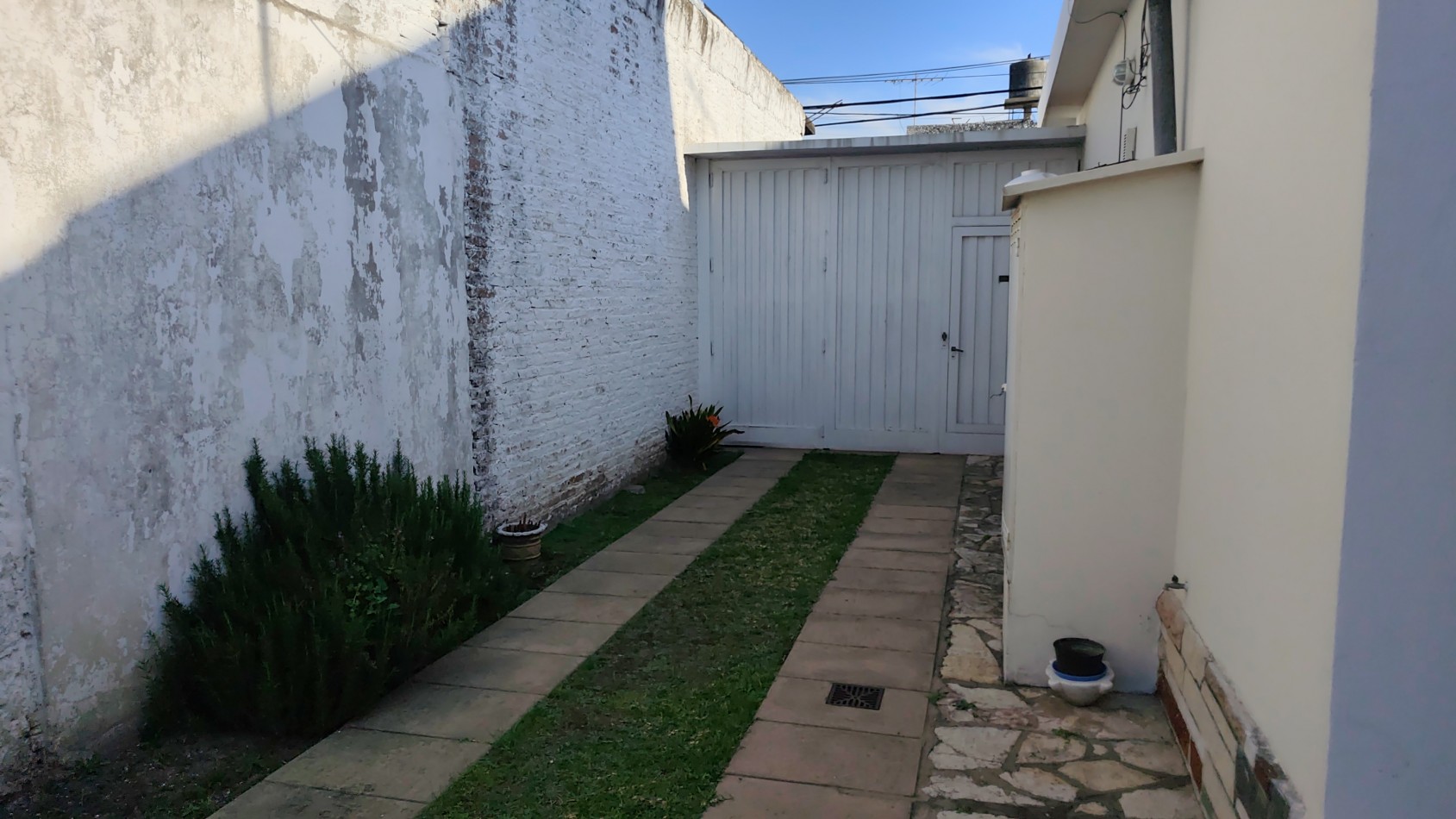 ALQUILER TEMPORAL - CASA AMERICANA DE 3 AMBIENTES CON GARAGE Y PATIO - MORON