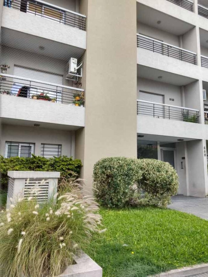 Departamento a la venta Castelar con patio, cochera y baulera