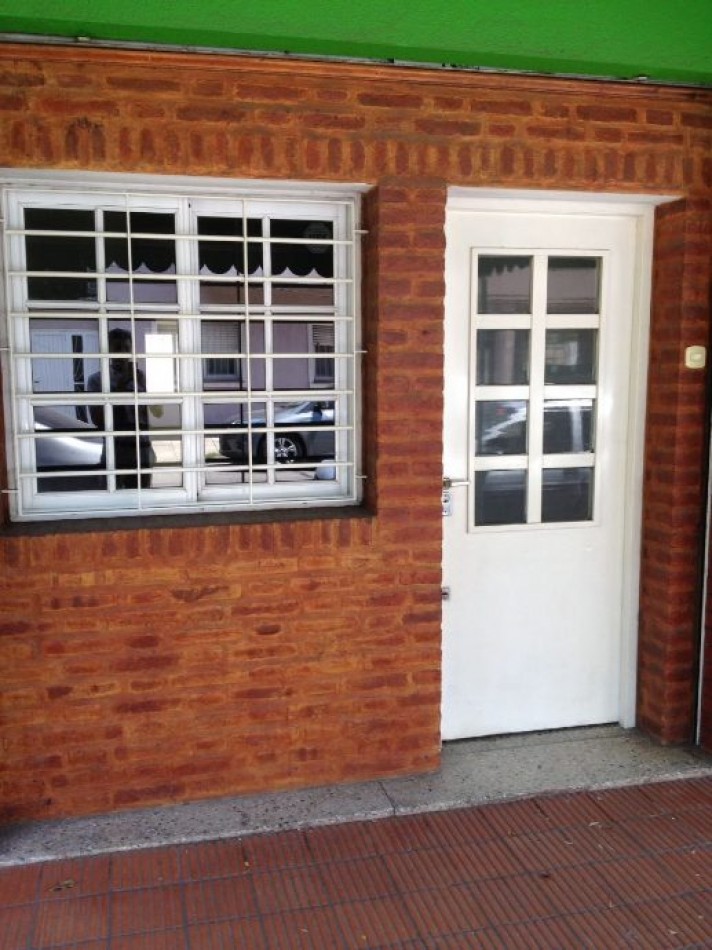 P.H. a la calle en Castelar Sur