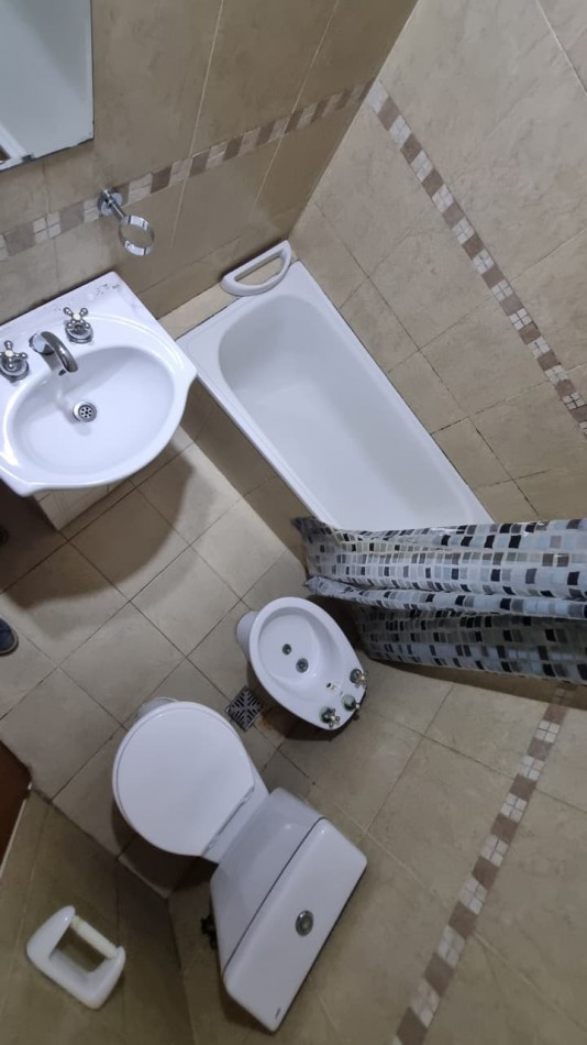 Departamento de 2 amb. con cochera descubierta en Moron Sur