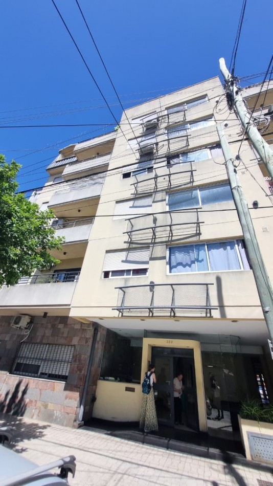 Departamento de 2 amb. con cochera descubierta en Moron Sur