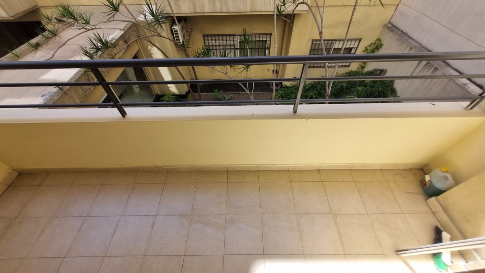 Departamento de 2 amb. con cochera descubierta en Moron Sur