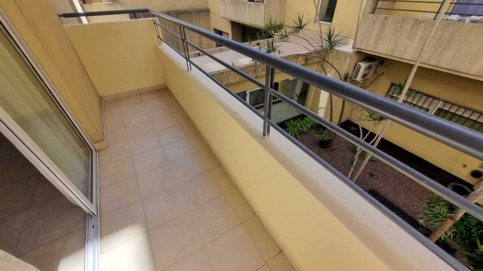 Departamento de 2 amb. con cochera descubierta en Moron Sur