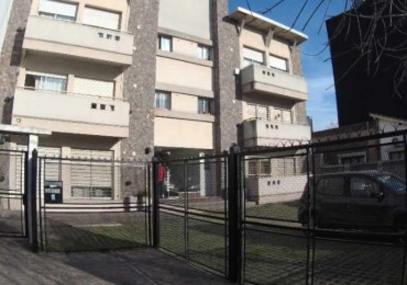 Departamento de 2 ambientes con cochera descubierta en Castelar Sur