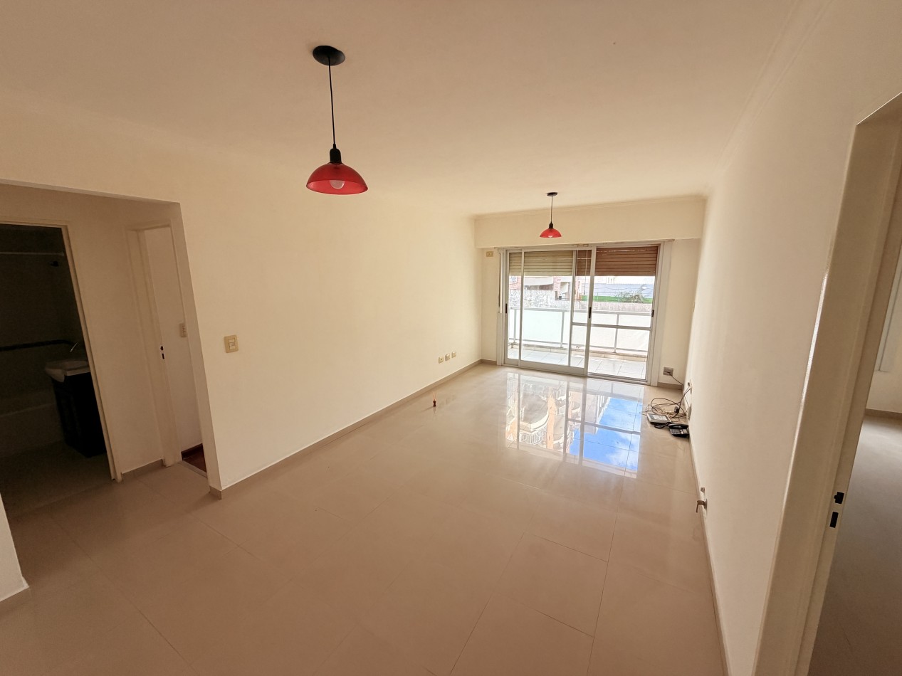 Alquiler departamento de dos ambientes Castelar - Semipiso