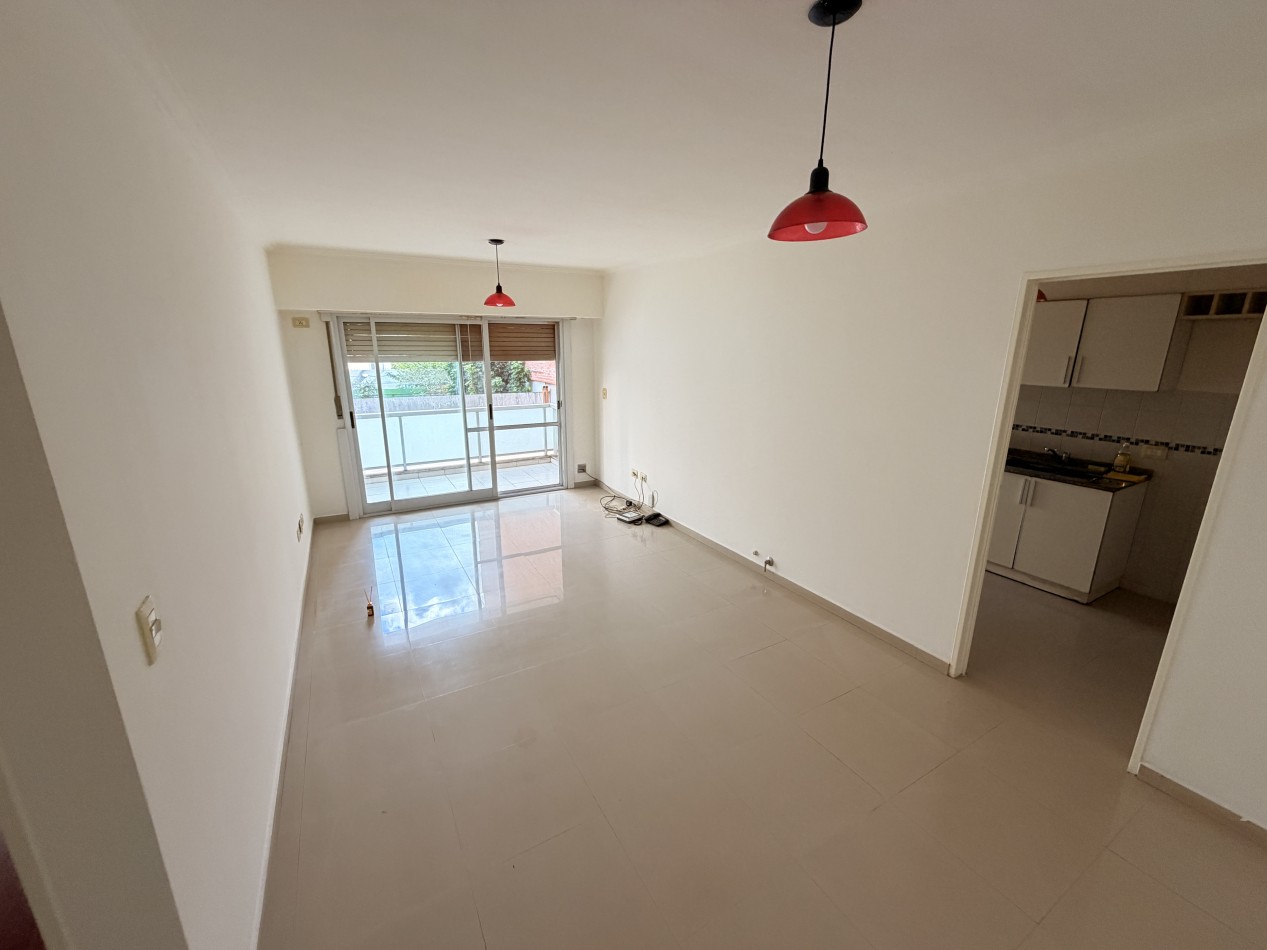 Alquiler departamento de dos ambientes Castelar - Semipiso