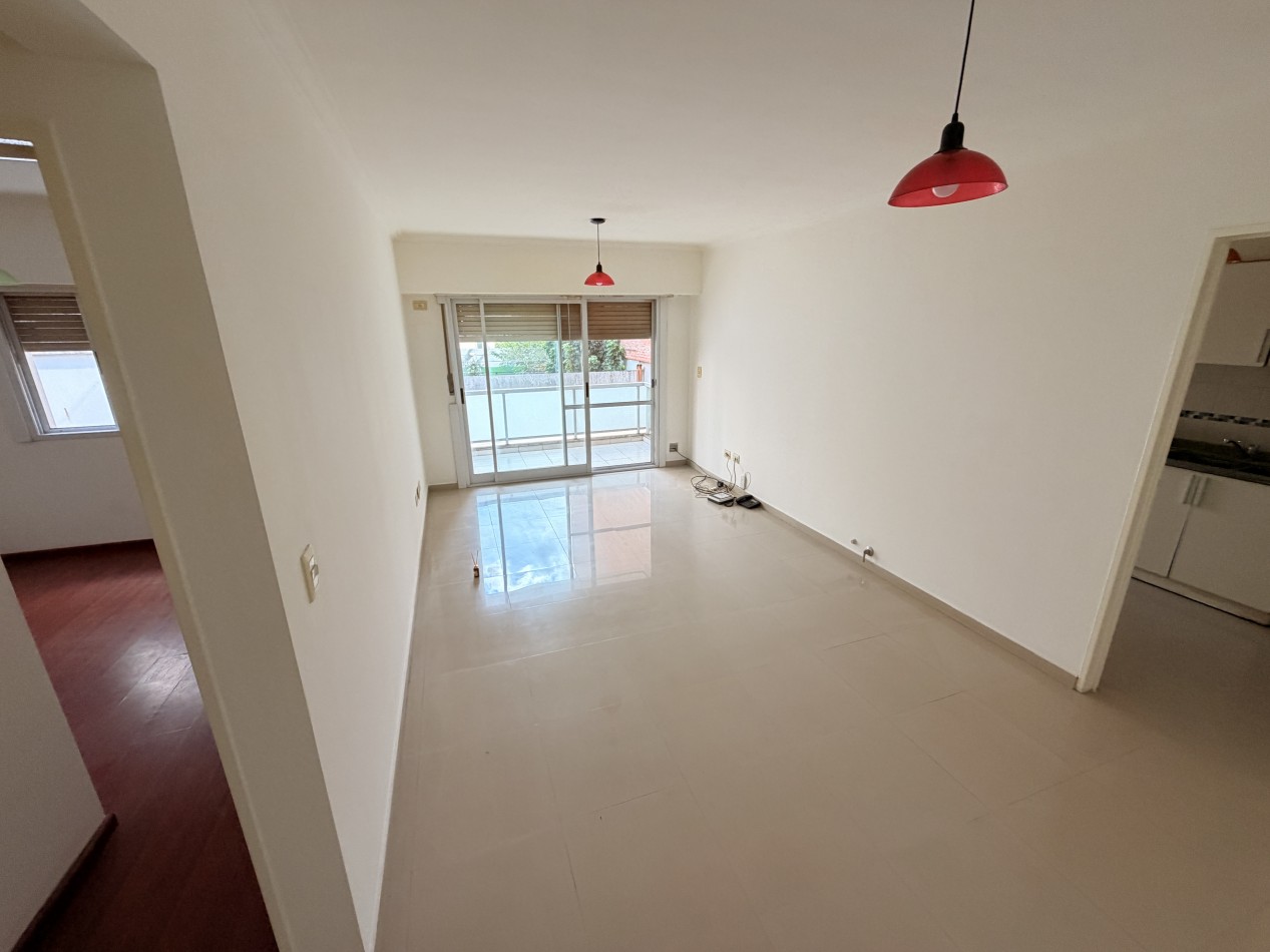 Alquiler departamento de dos ambientes Castelar - Semipiso