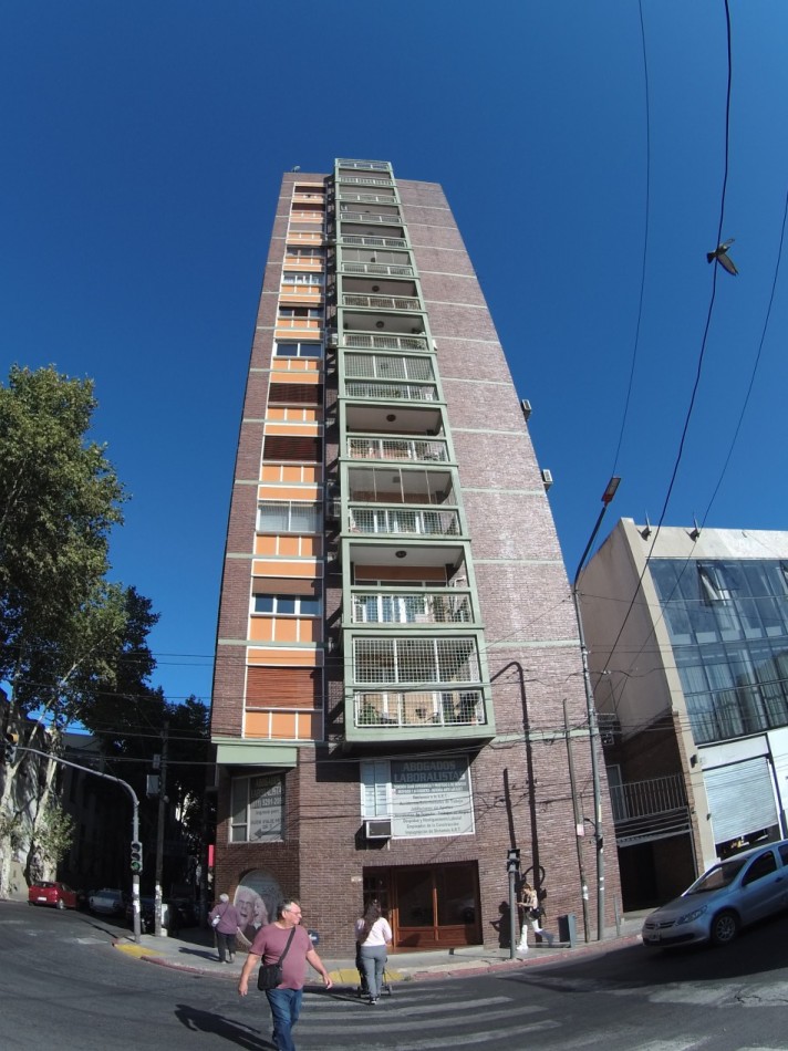 Departamento VENTA - Frente a Plaza de Moron