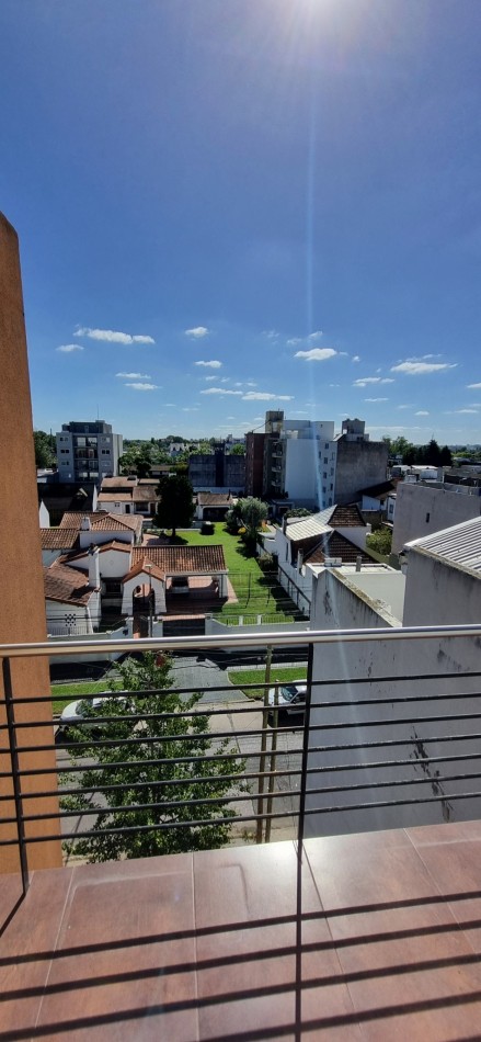 Monoambiente en venta en Castelar con cochera y terraza propia