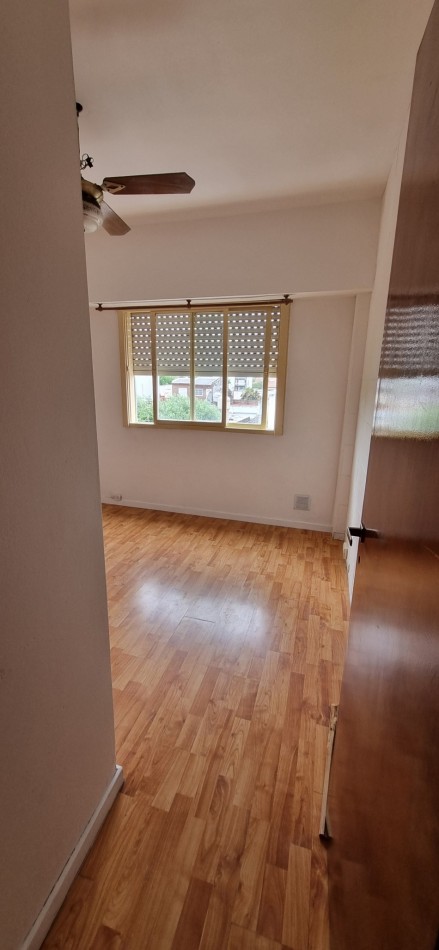 Venta de departamento de dos ambientes en Moron