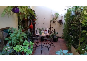 RETASADO!!Departamento 2 amb. en planta baja con cochera o patio propio