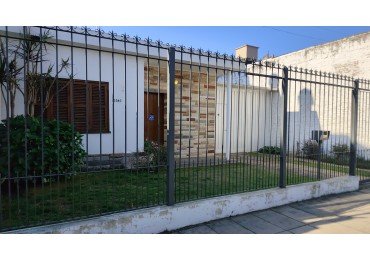 ALQUILER TEMPORAL - CASA AMERICANA DE 3 AMBIENTES CON GARAGE Y PATIO - MORON