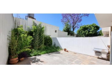 Departamento a la venta Castelar con patio, cochera y baulera