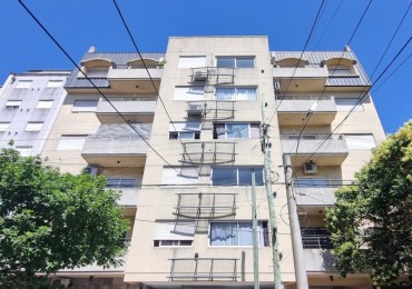 Departamento de 2 amb. con cochera descubierta en Moron Sur