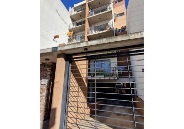 Monoambiente en venta en Castelar con cochera y terraza propia